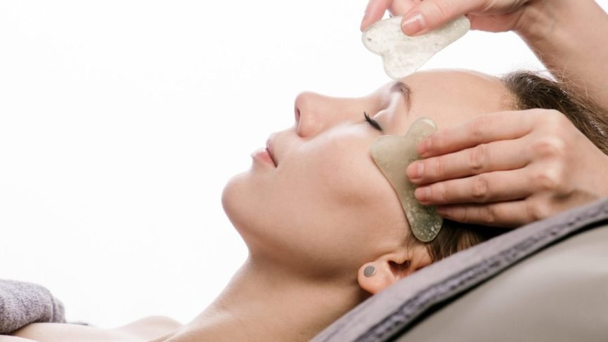 how to use gua sha on face
